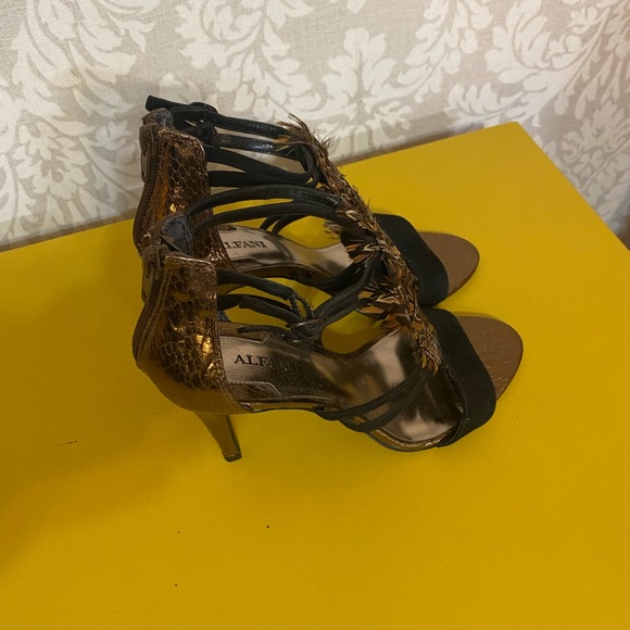 Peacock feathery Heels - Picture 4 of 4